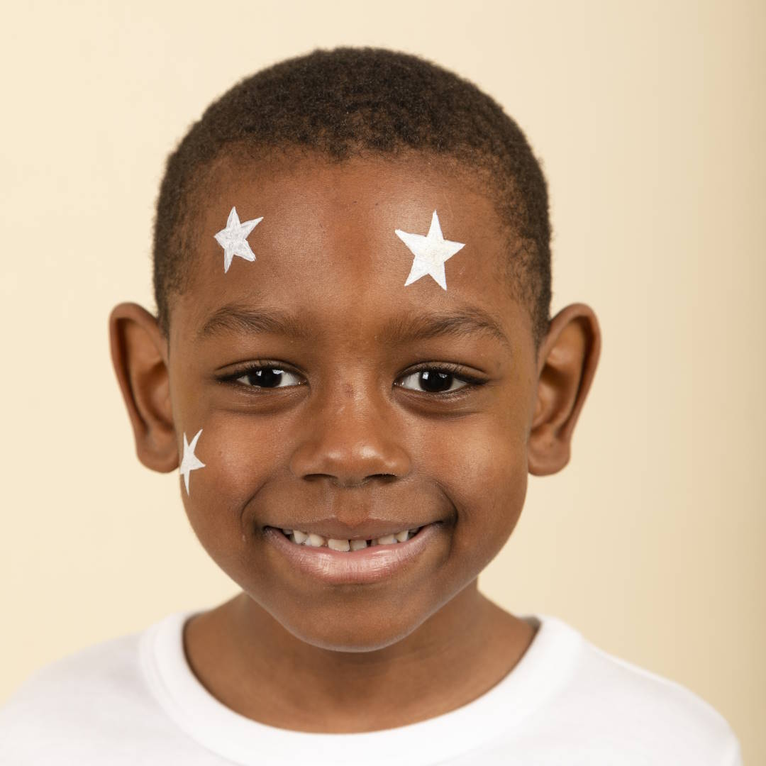 maquillage carnaval enfant avec étoiles étape 1